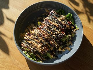 Салат з тунцем, міксом салату, авокадо заправлений соусом унагі та горіхами кеш’ю (350g)