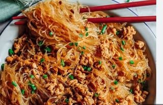 140. Spaghetti di soia con carne piccante