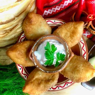 Pirożki drożdżowe z ziemniaczkami i smażoną cebulką (3 szt)