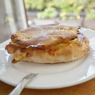 Domaća komplet lepinja sa kajmakom, jajetom i pretopom