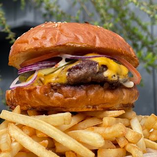 Класичний бургер(320 грам) + картопля + напій(Coca-cola, Fanta або Sprite)