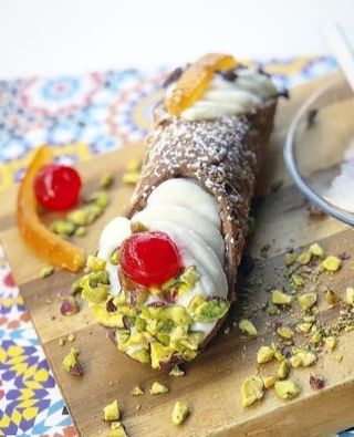 Cannolo grande con ricotta bianca
