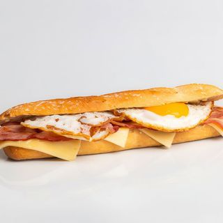 Baguette De Bacon Con Queso Y Huevos Fritos