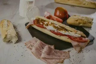 Baguette de bacon y cabra