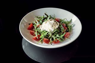 Салат с рукколой и страчателлой