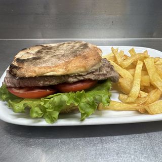 Prego no Bolo do Caco com Batata Frita