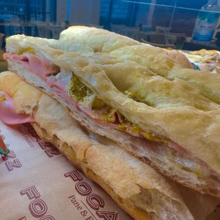 mortadella, stracciatella e pesto di pistacchio 