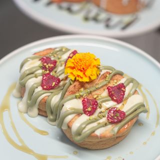 Cioccolato bianco, lamponi, granella e crema di pistacchio