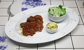 საქონლის სტეიკი ბეანრული სოუსით