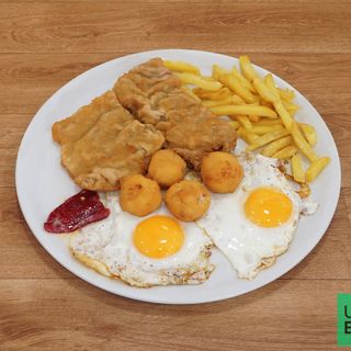 Escalope Milanesa Con Patatas , Pimientos y Huevos (Ración)