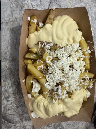 Хрупкави картофки със сирене и картофки сос