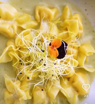 Raviolis De Pera Y Salsa Tres Quesos