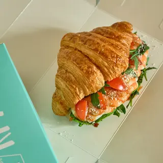 Круассан с курицей + напиток в подарок