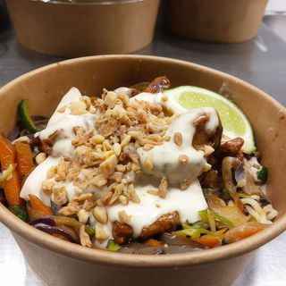 Wok de pollo y verduritas con noodles, kimchee y salsa de coco cacahuete