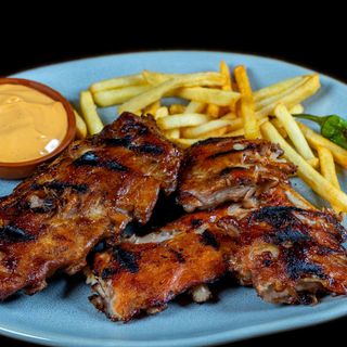 Глазирани свински ребра с пържени картофки и френч сос (450гр)