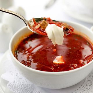 Традиційний український борщ з пампушками і сметаною (400г)