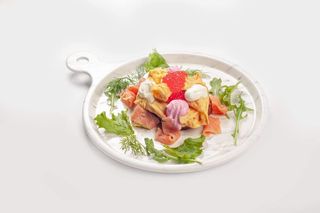 Скрэмбл с лососем на булочке бриошь