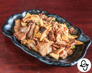 Vaca com Cogumelo Chinês e Bambu