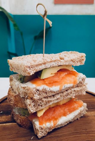 Sándwich de salmón ahumado con queso crema