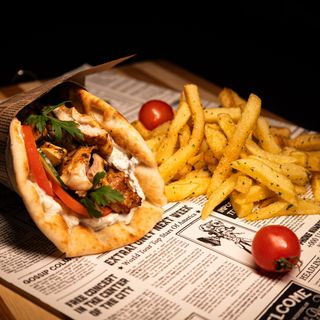 Gyros de pui cu cartofi pai cu parmezan