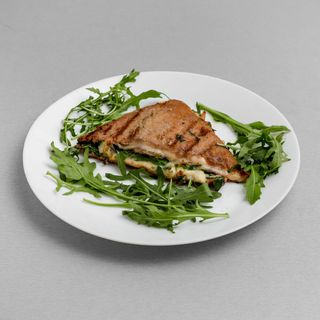 Tramezzino prosciutto, rucola e formaggio panino