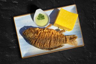 Caras prajit cu mamaliga si mujdei