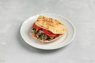 Пита с пряный цыпленком, соус из печеныйх перцев