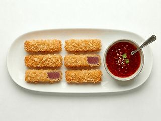 Kawałki tuńczyka w chrupiącej tempurze i panko 6 szt + sos (200g)