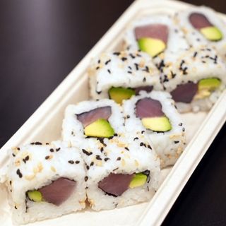 22. Rollo de aguacate con atún (4uds.) / Avocado with tuna roll (4 pieces)