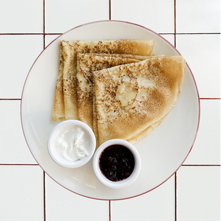 Блины со сметаной и ягодным соусом