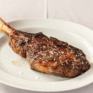 Tomahawk steak de carne roja a la parrilla.