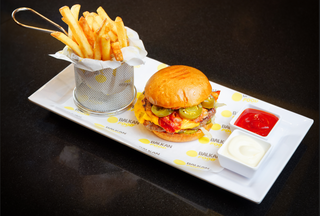 Chilli burger sa pomfritom, kečapom i majonezom