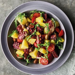 Polpo e patate con pomodorini e olive