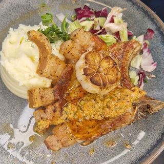 Steak Din Ceafa de Porc cu Cartofi Piure si Sos Chimicurri