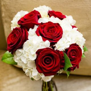 ortensie bianche e rose rosse 