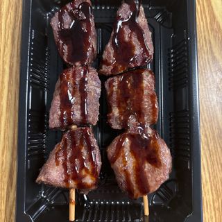 Brocheta con salsa yakitori de ternera 