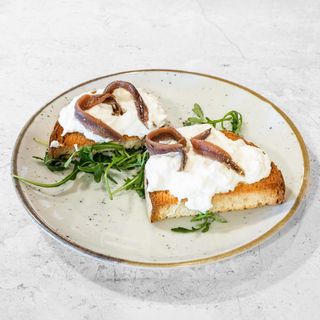Bruschetta stracciatella e alici