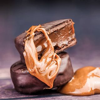 Alfajor argentino de chocolate con dulce de leche