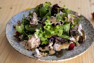 Осьминожки гриль с запеченными томатами и паштетом из Тунца