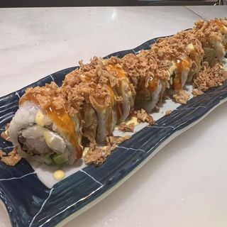 99C.Tempura Pollo De Queso Cremoso Con Aguacate Y Cebolla Crujiente
