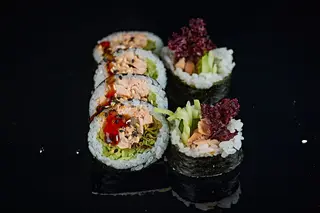 Grilled salmon futo maki 6szt.	
