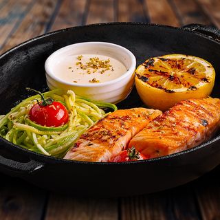 Somon copt la cuptor in sos cremos si paste din zucchini