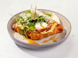 Croissant cu anghila