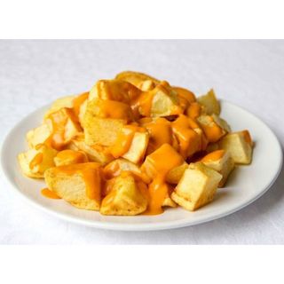 Entrante de patatas bravas