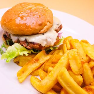Hamburguesa clásica + patatas fritas 