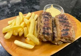 Mici cu muștar și cartofi prăjiți