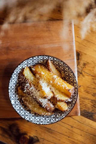 Funky fries cu parmezan si usturoi