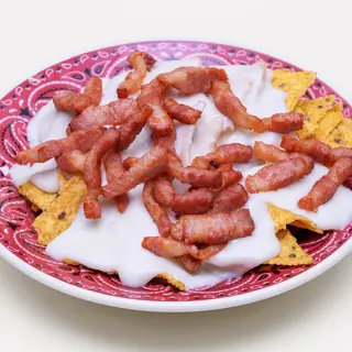 Nachos con fonduta di formaggio e bacon croccante
