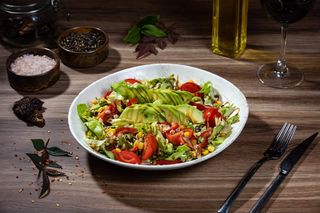 Salată cu avocado, bulgur și roșii cherry