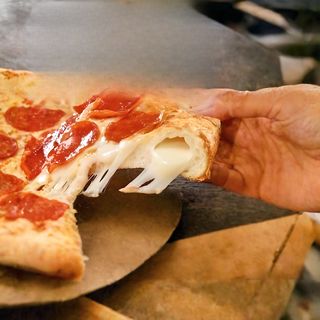 Pizza calabresa com borda catupiry